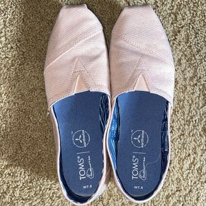 Women’s Light Pink Toms Size 7.5